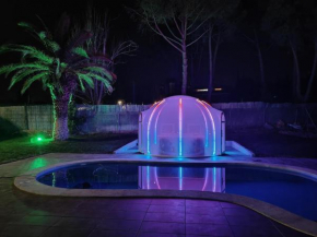 Chalet con piscina y jacuzzi en Madrid alquila habitaciones